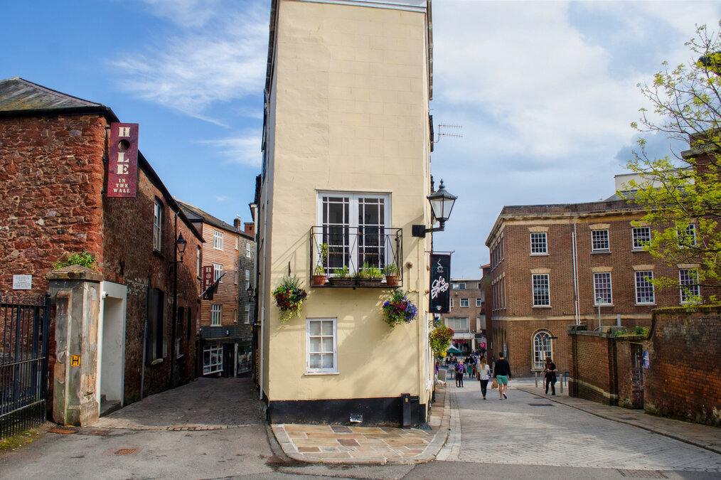 Where Should I Study Abroad: England or Ireland? Cost of Living